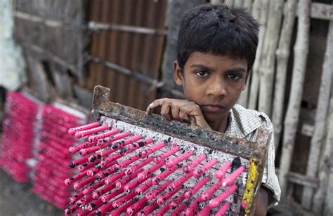 孟加拉国气球厂童工艰辛生活：最小仅10岁月薪64元(高清组图)|孩子|童工_凤凰资讯