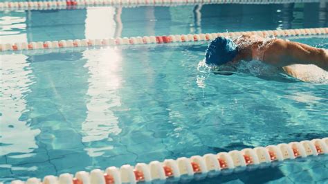 跳进游泳池里活力跳跃潜水活动跳水成年蓝色男子休闲游泳衣高清图片下载-正版图片321987344-摄图网