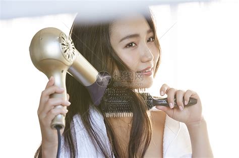 女人用吹风机吹头发高清图片下载-正版图片502155717-摄图网
