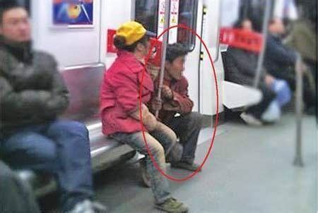 农民工搭地铁被美女嫌弃坐地上，随后旁边眼镜小伙的举动让人称赞