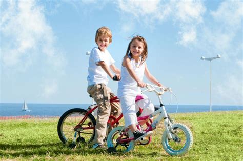 骑自行车的男孩图片-快乐的小男孩骑自行车素材-高清图片-摄影照片-寻图免费打包下载