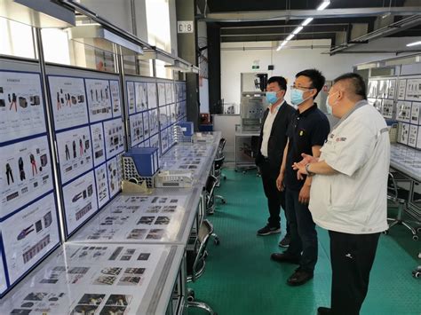 青岛工程职业学院赴青岛鸿普电气科技有限公司调研