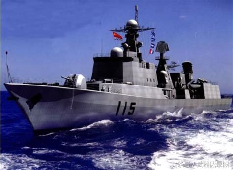 震憾！中国排水量3000吨的051型驱逐舰，向排水量达23000吨的巡洋舰猛冲！这才叫无畏