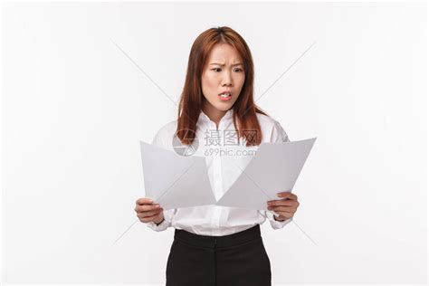 担心和焦虑的办公室女士在阅读文件时惊慌失措的肖像高清图片下载-正版图片504160730-摄图网
