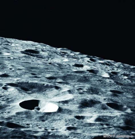 每日星空：月球上的环形山Langrenus和Petavius – GWLin的博客