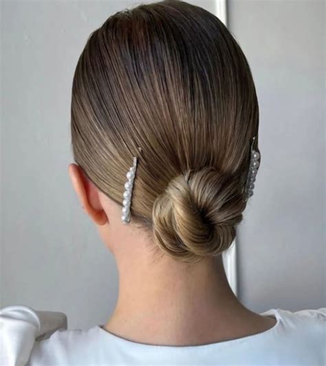 温柔的女生盘发头像