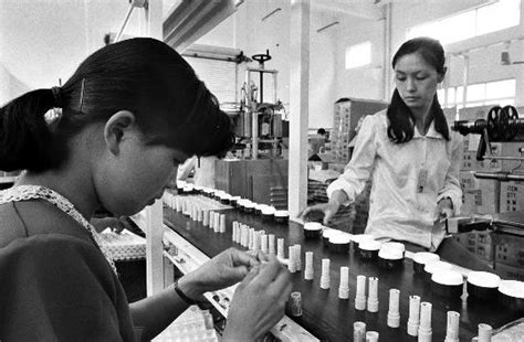 图文：工人在化妆品容器生产流水线上作业_新闻中心_新浪网