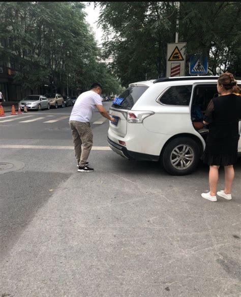 北京一男子违章停车摘车牌躲处罚，车里还有年幼的孩子 | 北晚新视觉