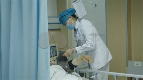 男医生与另一名医务人员一起检查病人的x光片高清图片下载-正版图片302472013-摄图网