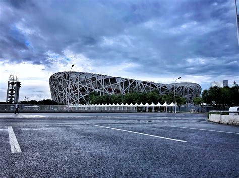 鸟巢是奥运历史上一个令人难以置信的标志性建筑。 翻译成英文是什么？-这是在北京的鸟巢拍的。 翻译成英文