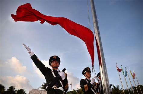 三沙永兴岛等9个岛礁举行升国旗仪式 共庆祖国67周年华诞_凤凰资讯