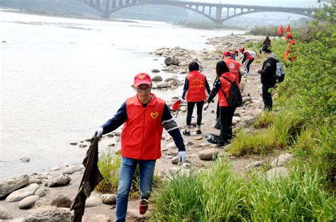 共青团永兴县委开展大学生暑期“保护母亲河”净滩行动