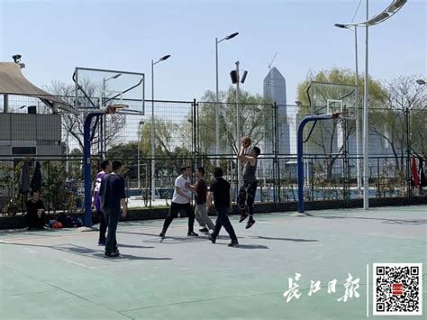 武汉打造运动之城 273块足球场建到市民家门口_湖北频道_凤凰网