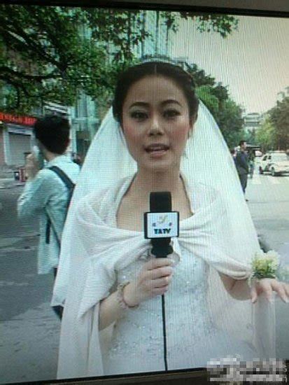 “新娘主播”：雅安女主播穿婚纱播报震情 被赞“最美新娘”-雅安-浙江工人日报网