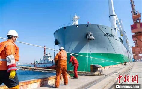 世界载重吨位最大多用途重吊船在天津港首航 - 橙心物流网