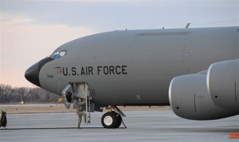 随时待命？美国空军KC-135加油机队集结 随时准备起飞