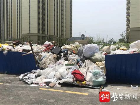 臭气熏天！常熟一小区垃圾堆放3个月无人问津-名城苏州新闻中心