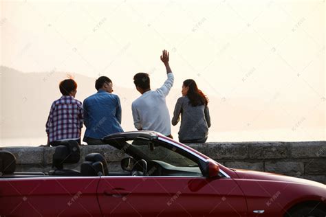 青年男女开车出去旅行高清摄影大图-千库网