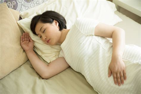 孕晚期侧卧睡觉正确姿势图解左侧卧（孕晚期睡不好，“左侧卧”的教条不必严格遵守，灵活变通睡得更好） | 说明书网