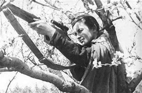 苏联女狙击手藏在草丛，本想狙杀德军，喝了一口水就差点被爆头_腾讯视频