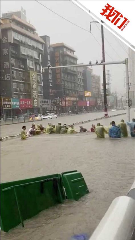河南暴雨中他们挺身而出 洪水中的逆行者令人动容_高清1080P在线观看平台_腾讯视频