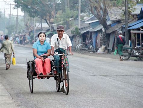 实拍：缅甸贫民区女人的生活状态，洗澡只能在街边|缅甸|贫民区|女人_新浪新闻