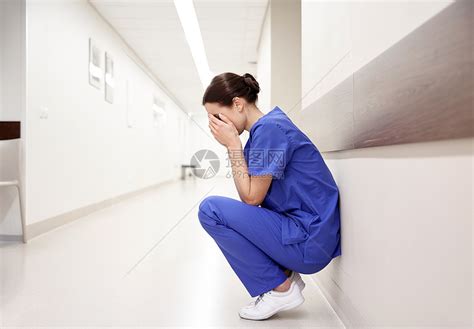 人,医学,保健悲伤的悲伤哭泣的女护士医院走廊高清图片下载-正版图片300620475-摄图网