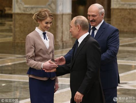 普京抵达白俄罗斯与礼仪握手一幕