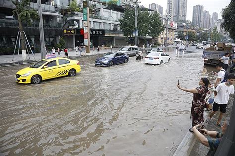 洪水清晨“突袭”重庆开州一中学 车辆课桌泡水中 - 上游新闻·汇聚向上的力量
