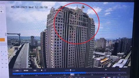 画面惊悚！塔吊吊臂突然从34楼坠下，砸向台中捷运列车_凤凰网