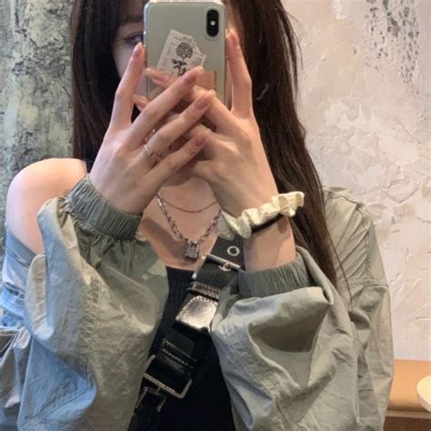 头像甜美女生对镜拍照片