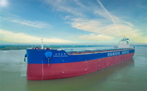 湖北宜昌：三峡首批双燃料万吨级货轮试水-人民图片网
