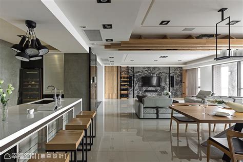 餐厅天花板以木作呈现格栅造型，为开放式的公领域带来无形的场域界_装修美图-新浪家居