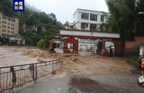 云南彝良两河镇暴雨引发内涝 356名学生已安全疏散转移