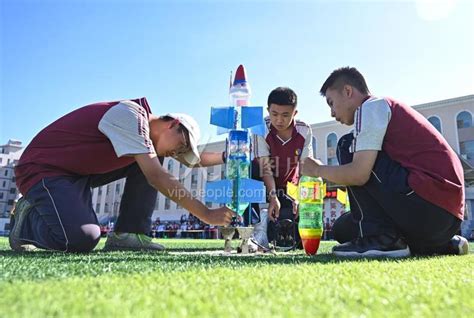 甘肃张掖：自制水火箭 放飞航天梦-人民图片网