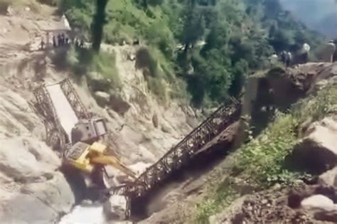 实拍：印度卡车运设备到中印边境修路途中过桥 刚走到一半桥塌了_凤凰网视频_凤凰网
