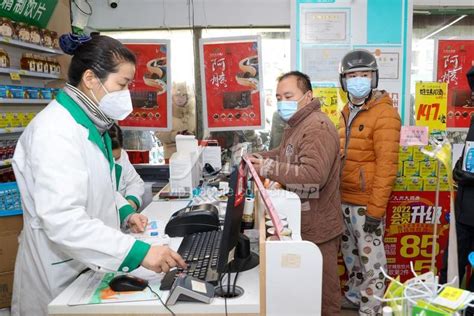 江苏无锡：百家药店持续供应重点防疫物资 市民有序购买-人民图片网