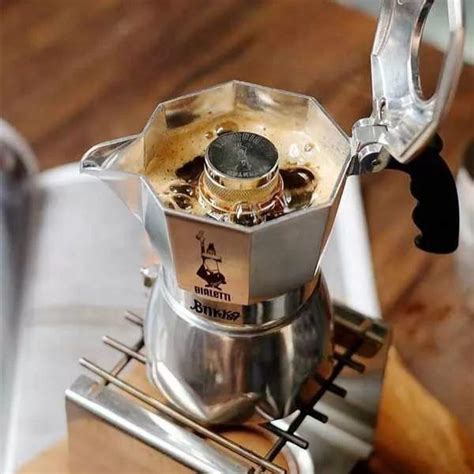 解析摩卡壶的正确使用方法原理 教你如何用摩卡壶如何煮出咖啡油脂 中国咖啡网