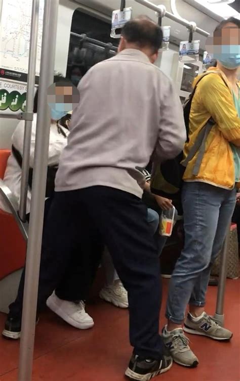 老人强拉女子让座，女子大喊“不要碰我”，上海地铁回应