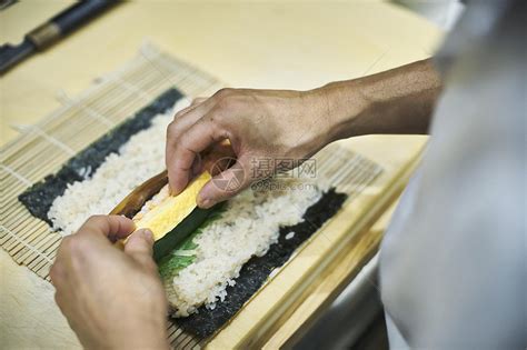 在做寿司的厨师高清图片下载-正版图片502066939-摄图网
