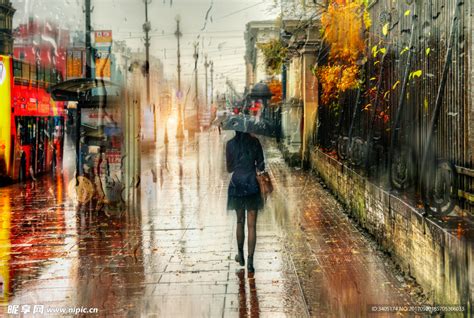 一个人淋雨图片雨中,一个人站在雨中的图片,一个人淋雨的背影_大山谷图库