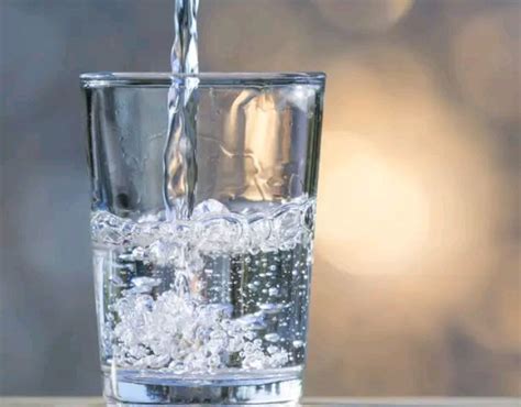 桶装水、矿泉水、烧开的自来水，长期喝哪种水的人更健康？