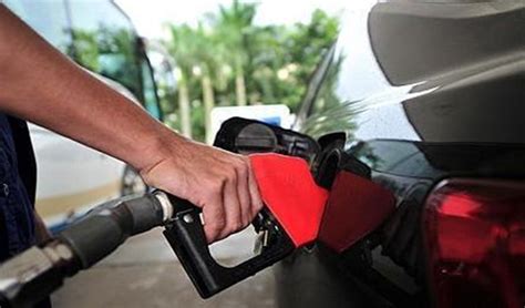 热点 _ 国内成品油价格按机制下调 国内汽、柴油价格每吨分别降低375元和365元