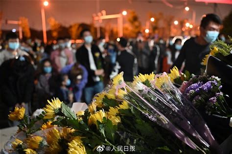 群众自发有序悼念袁隆平院士 - 焦点图 - 湖南在线 - 华声在线
