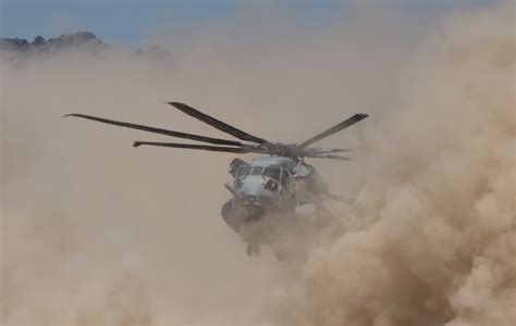 军事紧张逃离战火的直升机室外背景图片免费下载 - 觅知网