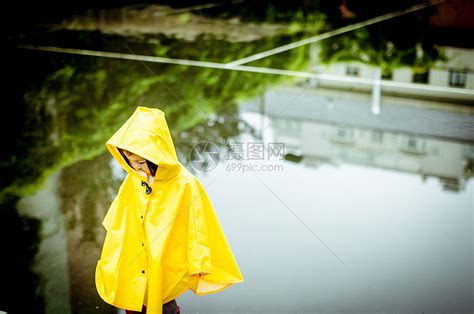 下雨天穿雨衣的小朋友高清图片下载-正版图片500630480-摄图网