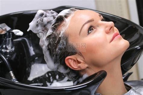 美发师在美发沙龙洗女人的头发高清图片下载-正版图片504596649-摄图网