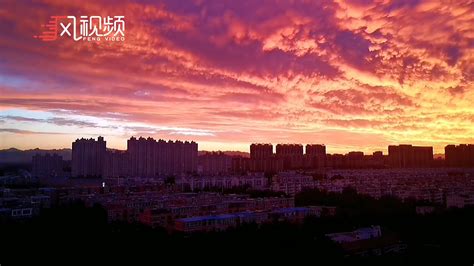 如此绚丽！今晨北京天空出现绝美朝霞！_京报网