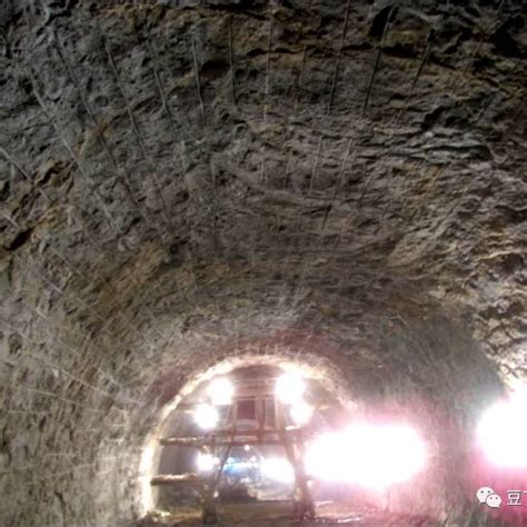 掘进机在岩石中钻隧道地下煤矿高清图片下载-正版图片503124035-摄图网