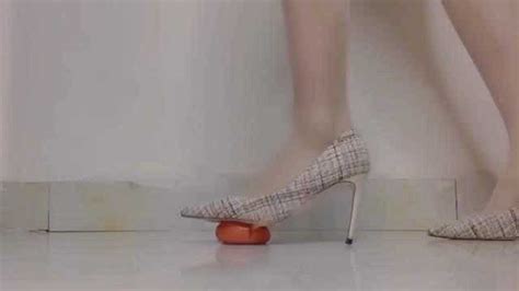 高跟鞋可以脚踩万物，今天就用高跟鞋来挑战一下可爱的西红柿，非常解压！_腾讯视频